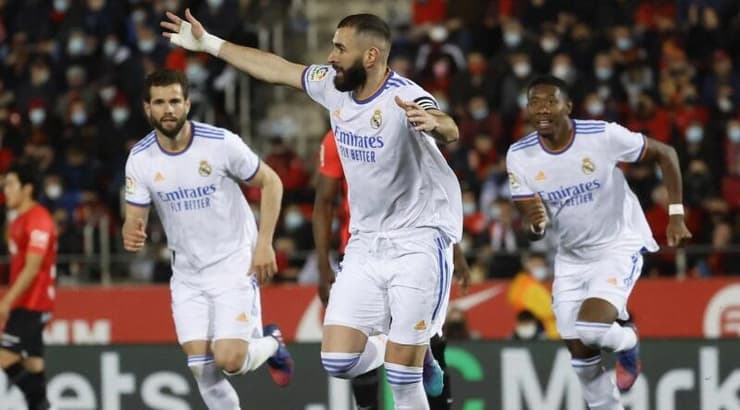 שחקני ריאל מדריד חוגגים עם קארים בנזמה (רויטרס) שחקני ריאל מדריד חוגגים עם קארים בנזמה