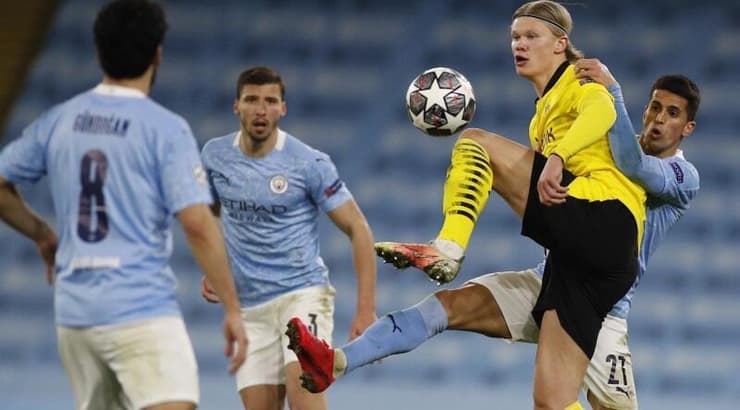 ארלינג הולאנד מוקף בשחקני מנצ'סטר סיטי (רויטרס) ארלינג הולאנד מוקף בשחקני מנצ'סטר סיטי