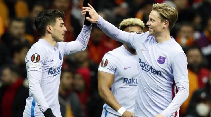 פרנקי דה יונג חוגג עם פדרי (רויטרס) פרנקי דה יונג חוגג עם פדרי