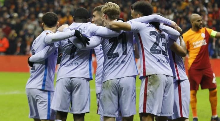 שחקני ברצלונה חוגגים עם אובמיאנג (רויטרס) שחקני ברצלונה חוגגים עם אובמיאנג