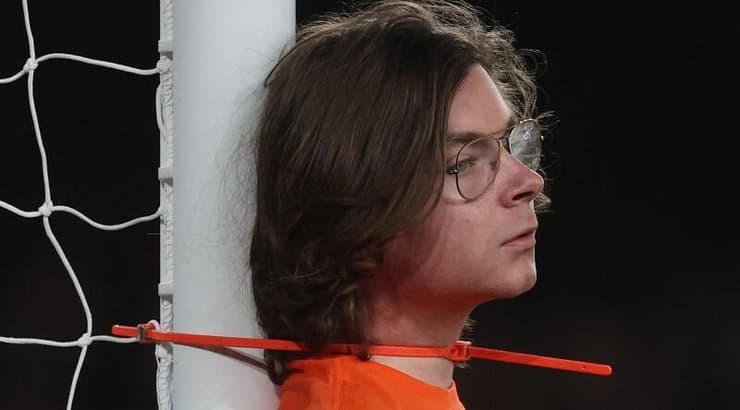 האוהד שאזק את עצמו לקורה