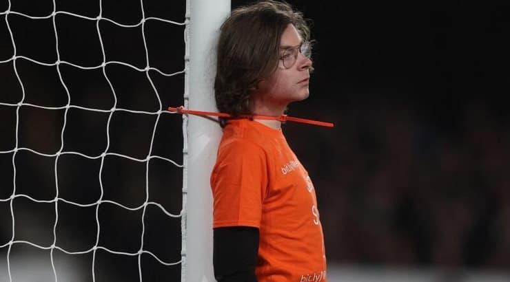 האוהד שאזק את עצמו לקורה