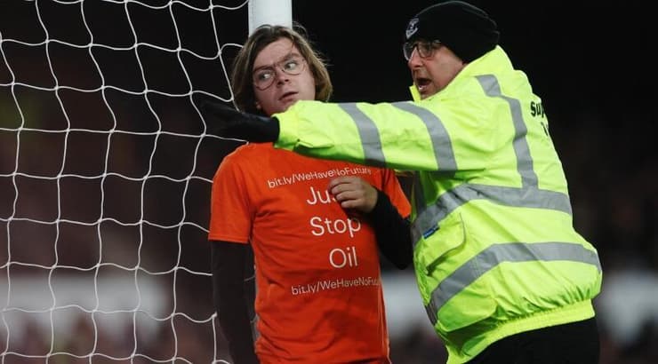 האוהד שאזק את עצמו לקורה