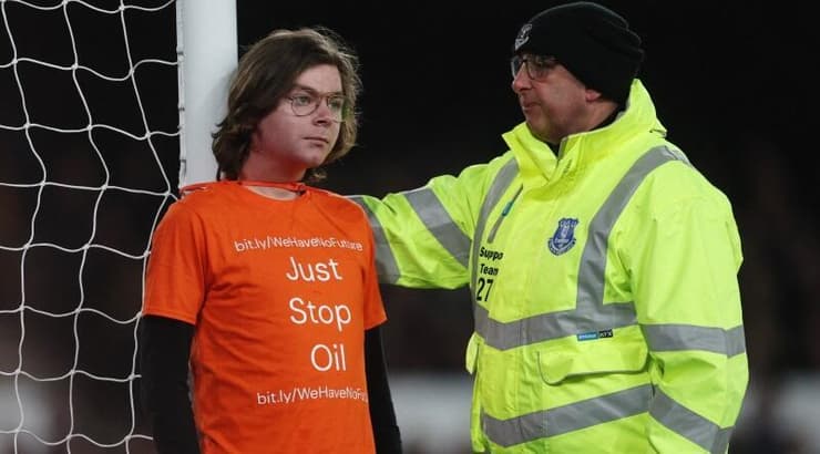 האוהד שאזק את צווארו לקורה