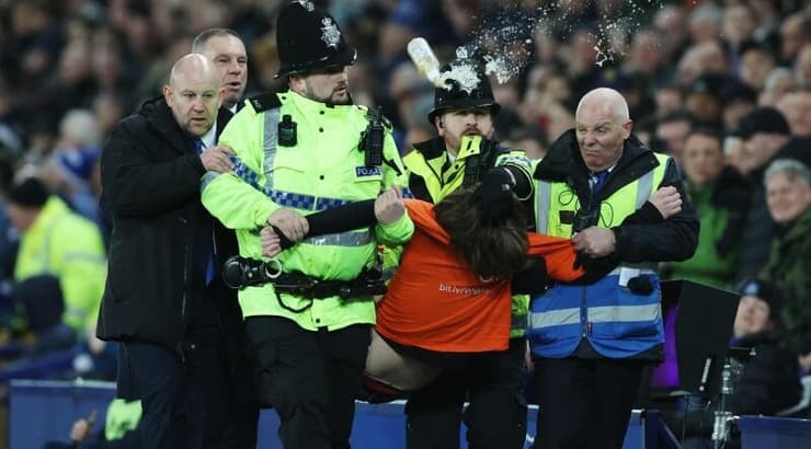 האוהד נלקח על ידי האבטחה