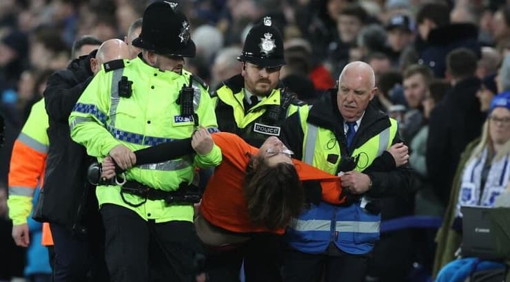 האוהד נלקח על ידי האבטחה