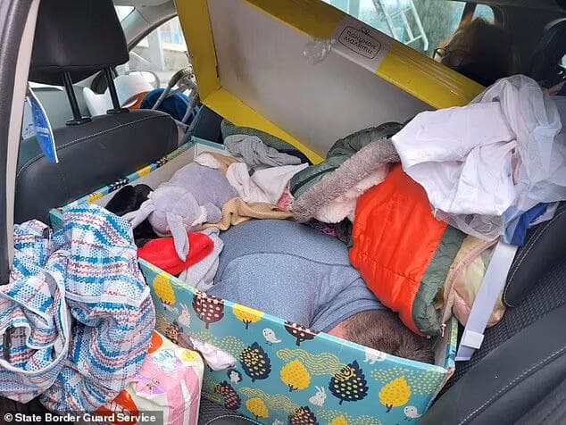 גבר אוקראיני אוקראינה נתפס בתוך בגדי ילדים כשניסה לברוח למולדובה 