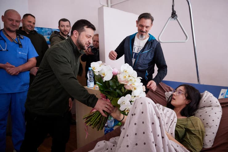 נשיא אוקראינה וולודימיר זלנסקי מבקר פצוע פצועים ב בית חולים ב קייב אוקראינה מלחמה באירופה משבר פלישה רוסיה