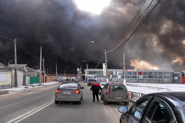 עשן ב שוק Barabashovo מ הפגזות תקיפות הרס נזק ב חרקוב אוקראינה מלחמה באירופה משבר רוסיה פלישה