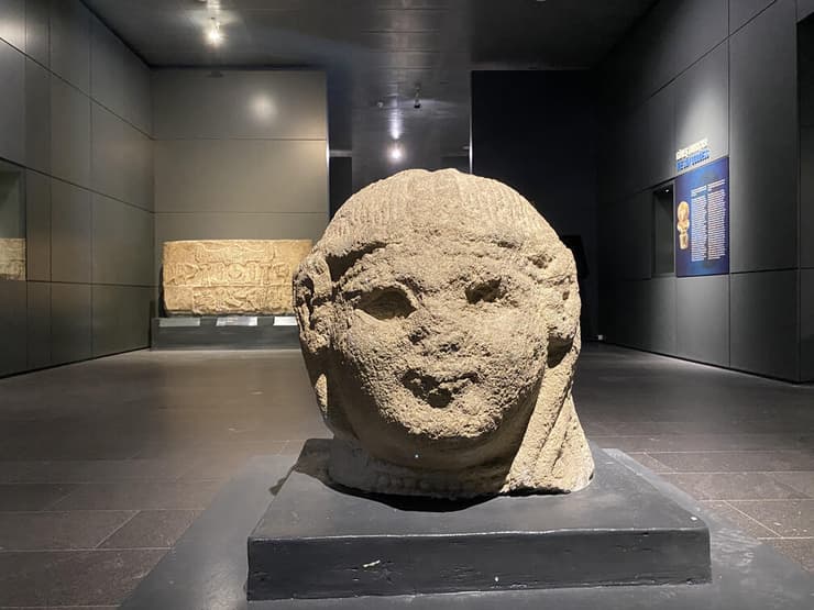 פסל אישה מהתקופה החתית במוזיאון ההיסטוריה בקייסרי