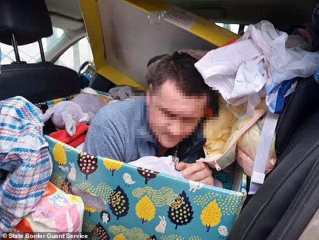 גבר אוקראיני אוקראינה נתפס בתוך בגדי ילדים כשניסה לברוח למולדובה 