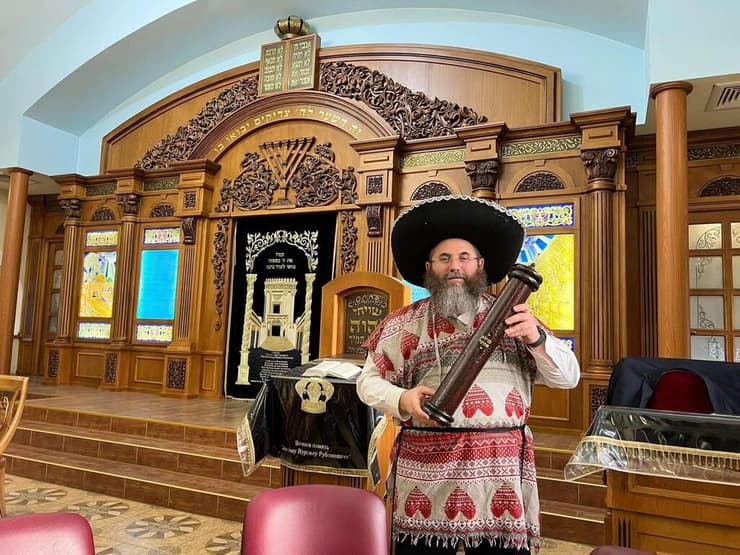 הרב יוסף יצחק וולף עם המגילה בבית הכנסת בחרסון