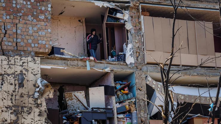בניין מגורים שהופצץ בקייב. 222 הרוגים בבירה מתחילת הלחימה 