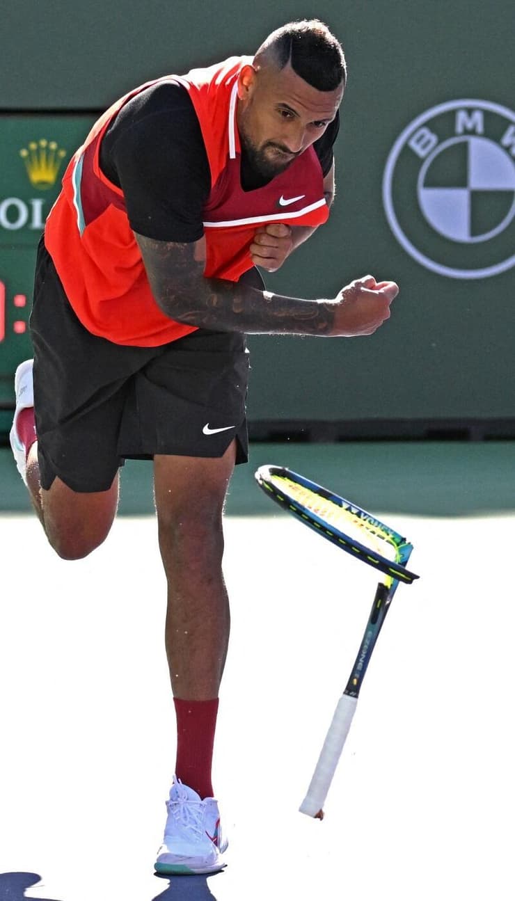 ניק קירגוס זורק את מחבטו (רויטרס) ניק קירגוס זורק את מחבטו