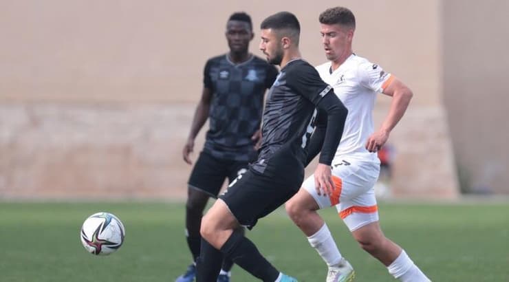 רועי רבינוביץ' עם הכדור, איליי מדמון אחריו (עמרי שטיין) רועי רבינוביץ' עם הכדור, איליי מדמון אחריו