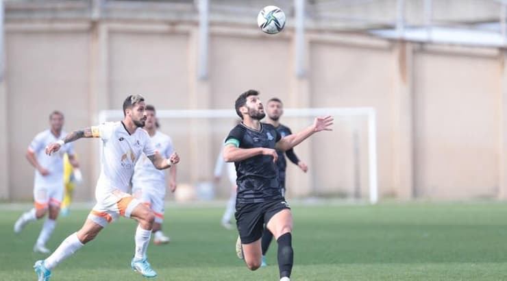 אחמד שעבאן מנסה להשתלט על הכדור (עמרי שטיין) אחמד שעבאן מנסה להשתלט על הכדור