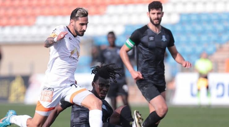 אלמוג בוזגלו מנסה לחדור פנימה (עמרי שטיין) אלמוג בוזגלו מנסה לחדור פנימה