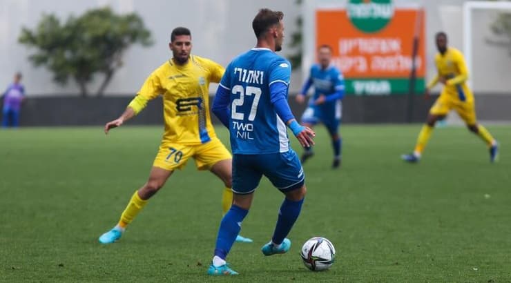 רן ואתורי עם הכדור (שחר גרוס) רן ואתורי עם הכדור