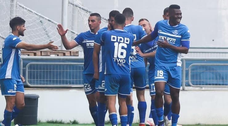 רועי זיקרי חוגג עם שחקני הפועל פ"ת (שחר גרוס) רועי זיקרי חוגג עם שחקני הפועל פ"ת