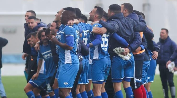 שחקני הפועל פ"ת חוגגים (שחר גרוס) שחקני הפועל פ"ת חוגגים