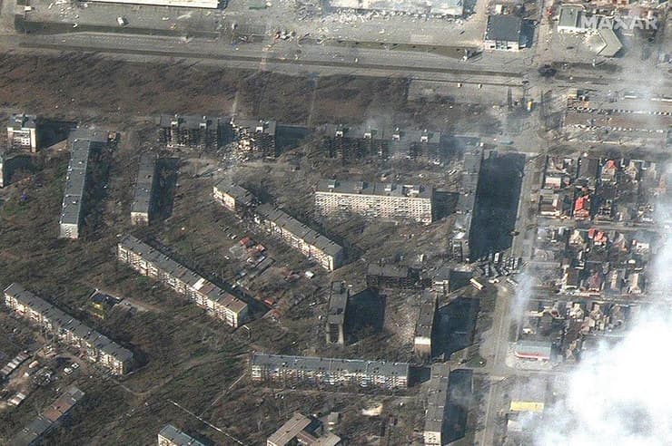 תמונת לווין מקסר מריופול הרס שריפה אש עשן מבנה מגורים משבר מלחמה רוסיה אוקראינה 