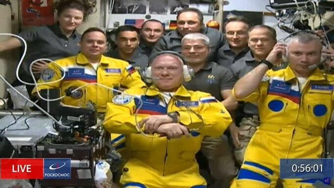הקוסמונאוטים הרוסים בצהוב עם שאר חברי צוות התחנה
