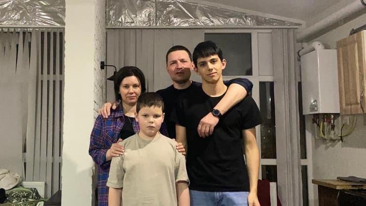 דניל, אנדריי, אלכסנדר ונטליה בדירה בקישינב במולדובה, ערב לפני הטיסה לישראל