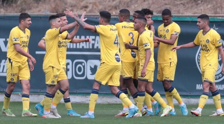 שחקני מכבי תל אביב חוגגים (עמרי שטיין) שחקני מכבי תל אביב חוגגים