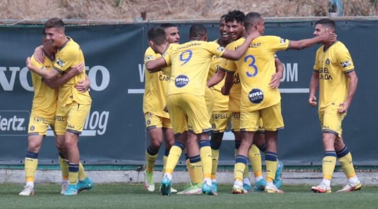 שחקני מכבי תל אביב חוגגים (עמרי שטיין) שחקני מכבי תל אביב חוגגים