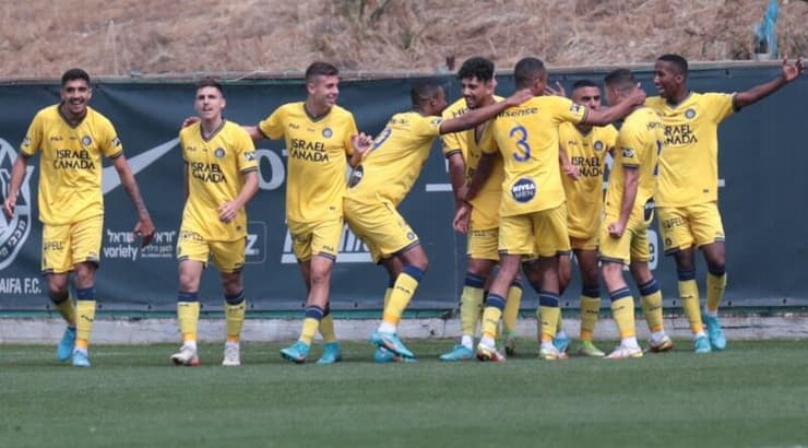 שחקני מכבי תל אביב חוגגים (עמרי שטיין) שחקני מכבי תל אביב חוגגים