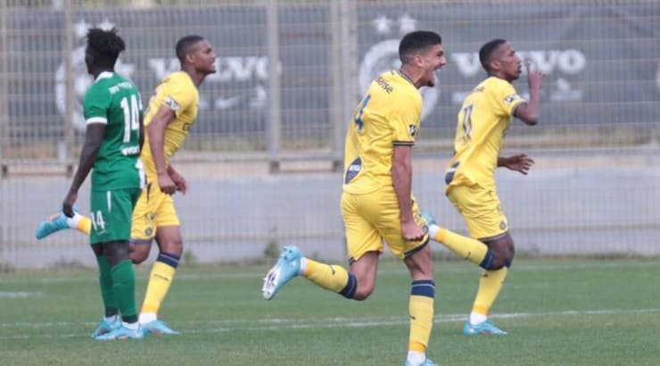 שחקני מכבי ת"א חוגגים עם אוראל באייה (עמרי שטיין) שחקני מכבי ת"א חוגגים עם אוראל באייה