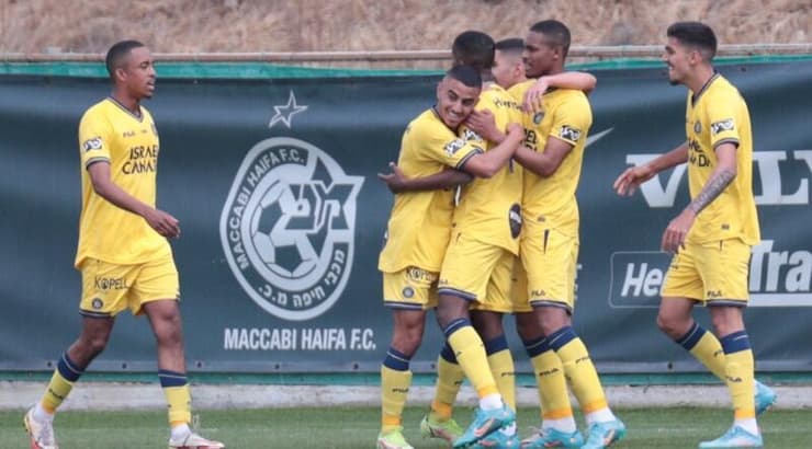 שחקני מכבי תל אביב חוגגים (עמרי שטיין) שחקני מכבי תל אביב חוגגים