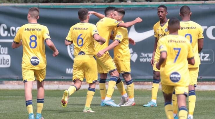 שחקני מכבי תל אביב חוגגים (עמרי שטיין) שחקני מכבי תל אביב חוגגים