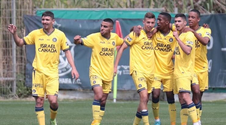 שחקני מכבי תל אביב חוגגים