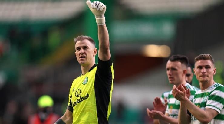 שחקני סלטיק חוגגים בסיום