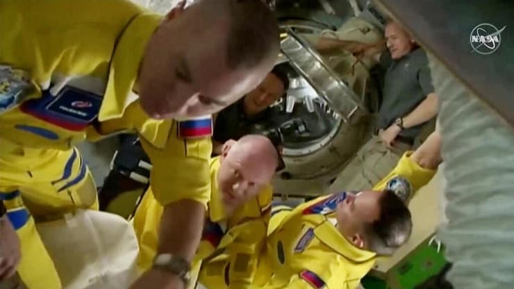 שלושת הקוסמונאוטים בצהוב