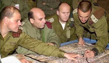 הרמטכ"ל שאול מופז ומח"ט גולני משה צ'יקו תמיר בהכנות לקרב בג'נין, 2002