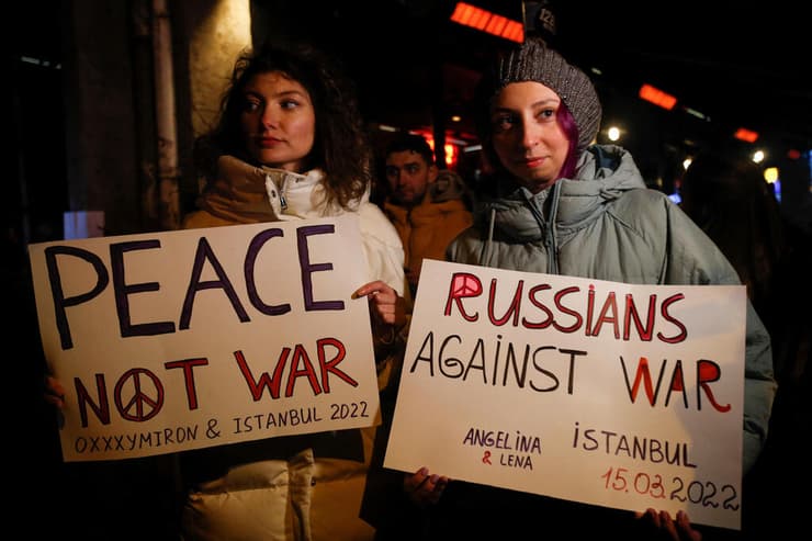 רוסים ב טורקיה איסטנבול לפני הופעה של ה ראפר אוקסימירון נגד ה מלחמה ב אוקראינה
