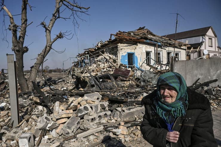 הריסות בית ב כפר פרברי קייב אוקראינה