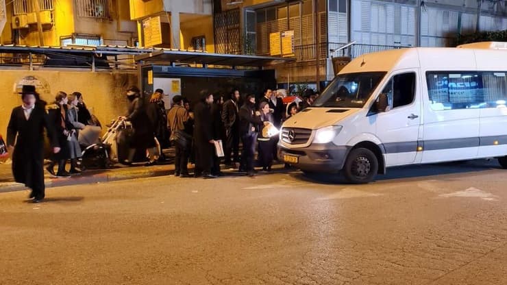 שעות אחרי הלוויית הרב קנייבסקי - מאות אנשים מחכים לאוטובוס הביתה
