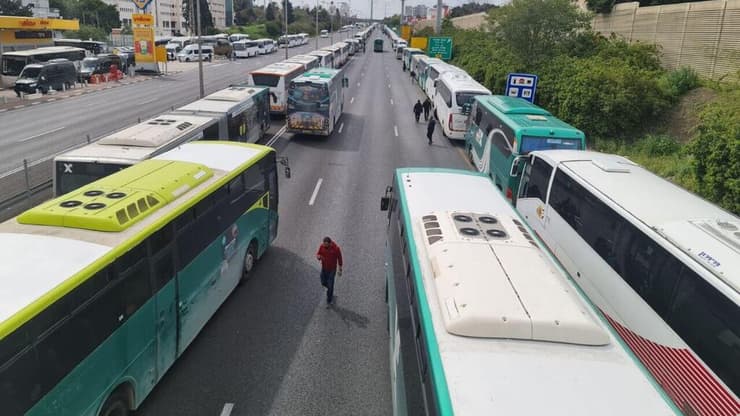 אוטובוסים מחנים בכביש 4 לקראת ההלוויה 
