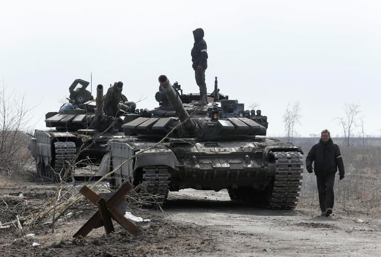 מריופול אוקראינה חיילים טנק טנקים פרו רוסים צבא מלחמה באירופה משבר פלישה רוסיה