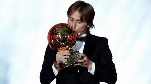 לוקה מודריץ' עם כדור הזהב (רויטרס) לוקה מודריץ' עם כדור הזהב