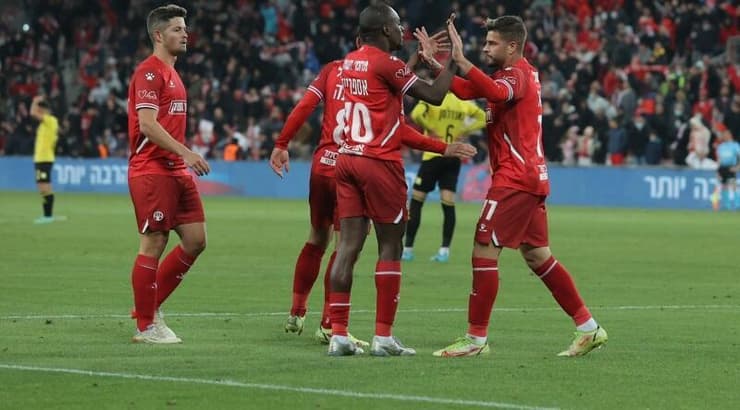 שחקני הפועל באר שבע חוגגים (מרטין גוטדאמק) שחקני הפועל באר שבע חוגגים