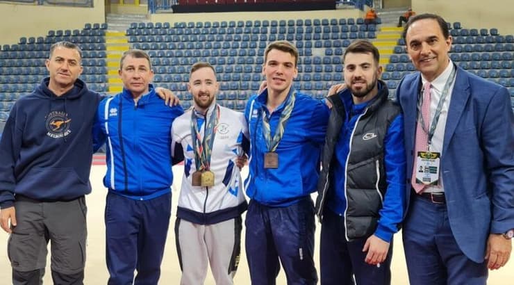 מדבדב, דולגופיאט ומיאקינין עם צוות האימון  (מערכת ONE)