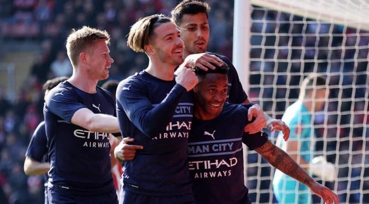 שחקני מנצ'סטר סיטי חוגגים עם ראחים סטרלינג (רויטרס) שחקני מנצ'סטר סיטי חוגגים עם ראחים סטרלינג