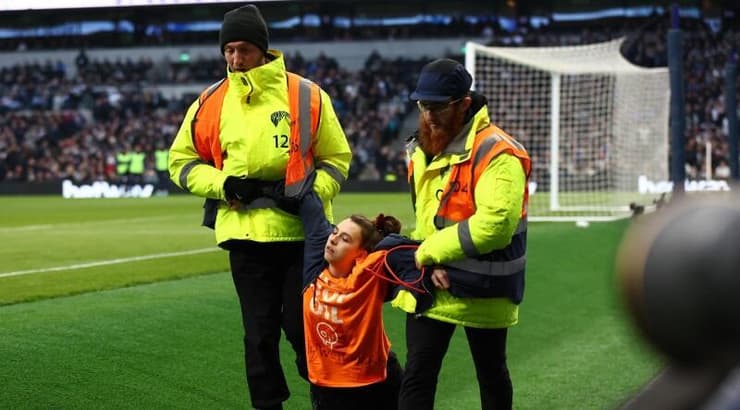 פעילת סביבה פורצת למגרש (רויטרס) פעילת סביבה פורצת למגרש