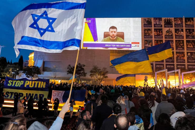 הקרנה פומבית של נאום זלנסקי בכיכר הבימה בתל אביב