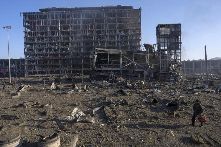 קייב  הרס הריסות  עשן שריפה כבאים בפצצה מרכז קניות משבר מלחמה רוסיה אוקראינה משבר מלחמה רוסיה אוקראינה 