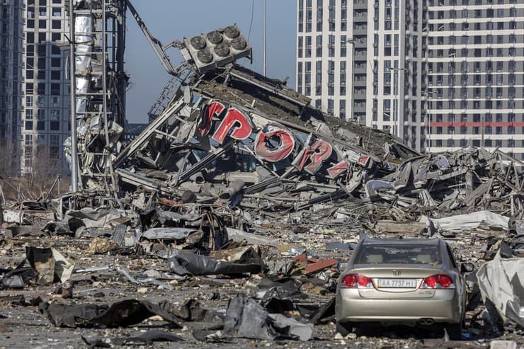 אוקראינה קייב מרכז קניות קניון הורס הופצץ הופגז מלחמה רוסיה